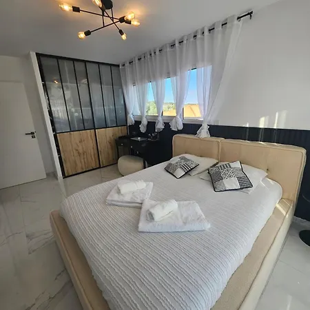 Spacieuse Avec Piscine Villa *