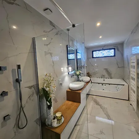 Spacieuse Avec Piscine Villa *