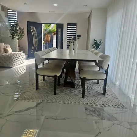 Villa Spacieuse Avec Piscine
