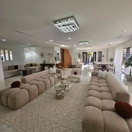 Spacieuse Avec Piscine Villa