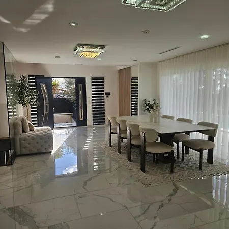 Spacieuse Avec Piscine Villa *